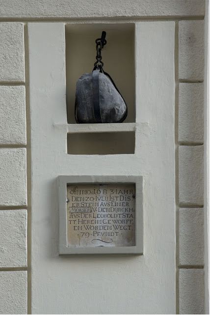 TÜRKENKUGEL (TURKISH CANNONBALL) It is on the façade of the old courthouse building. This cannonball, weighing 35.5 kilos, was fired from Leopoldsberg on July 20, 1683.